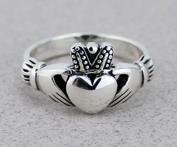 Large claddagh store ring